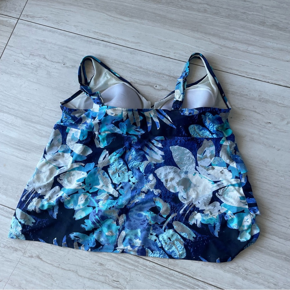 Avenue Blue & White Tiered Plus Size Swim Top 22W - Picture 2 of 7